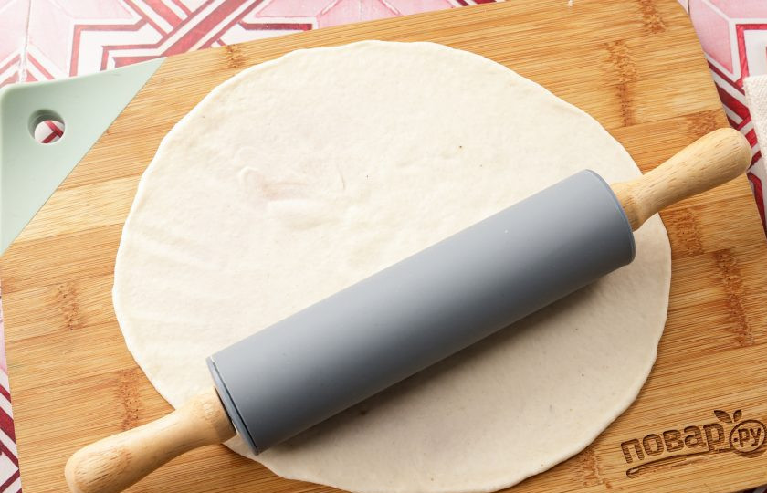 1. Этап. Ютаза: Каждый кусочек теста растяните руками в тонкий круг или овал. Я воспользовалась скалкой.