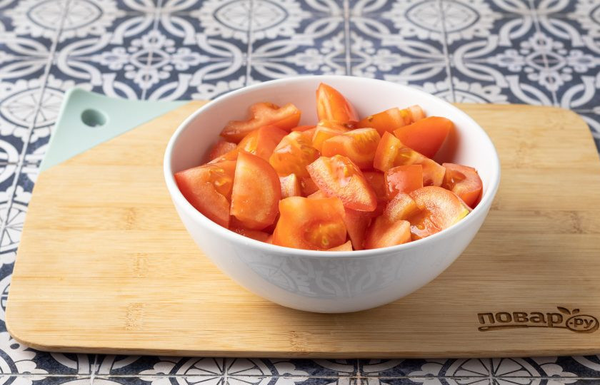 1. Этап. Классическая томатная паста: Помидоры тщательно помойте, обсушите. Нарежьте на ломтики среднего размера.