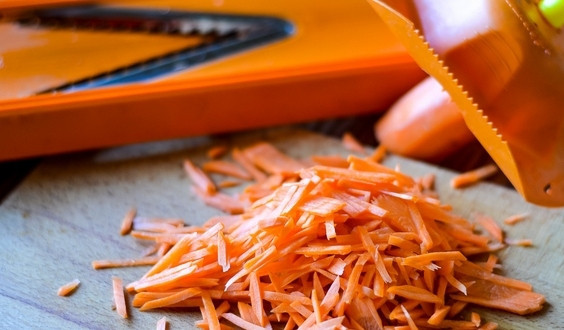 1. Этап. Маринованная капуста с луком: Морковь помойте, почистите и натрите её на тёрке для корейской морковки или подобной.