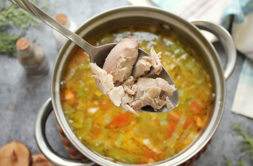 1. Этап. Щи из молодой капусты с курицей: У курицы удалите кости, порежьте на кусочки и выложите в щи. Доведите все до кипения, проварите еще одну минуту и снимите с огня.