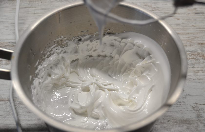 1. Этап. Творожный пирог с ежевикой: Взбейте белковую массу до стойких пиков.