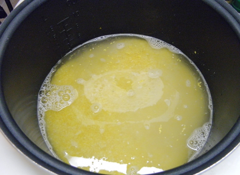 1. Этап. Каша кукурузная на воде: Залейте водой с солью. Закройте крышкой, выберите режим 