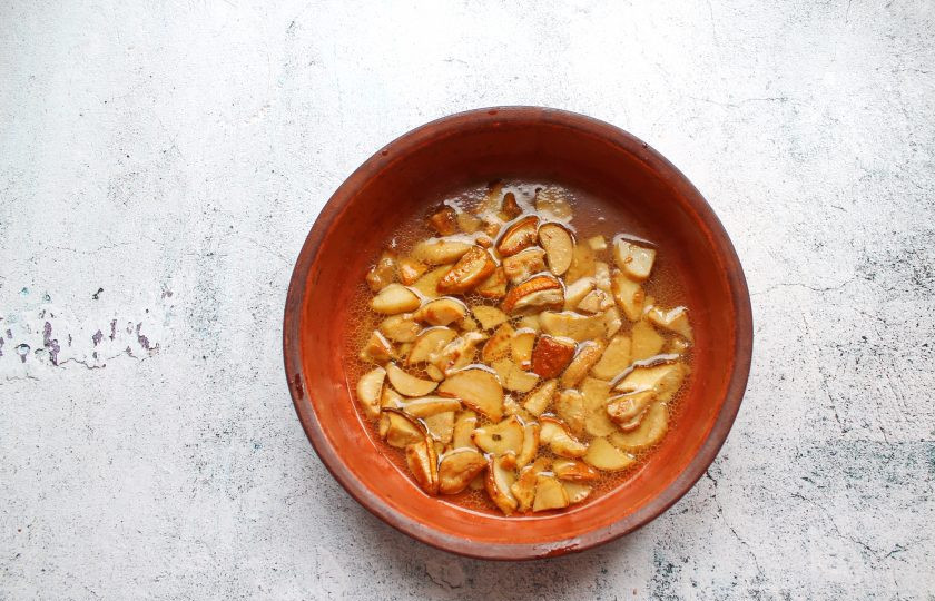 1. Этап. Тефтели Львиные головы: В сковороду после обжаривания тефтелей выложите порезанные грибы, обжаривайте в течение 3 минут на сильном огне. Добавьте по вкусу соевый соус, влейте воду и доведите до кипения. Вылейте готовый соус в форму для выпечки.