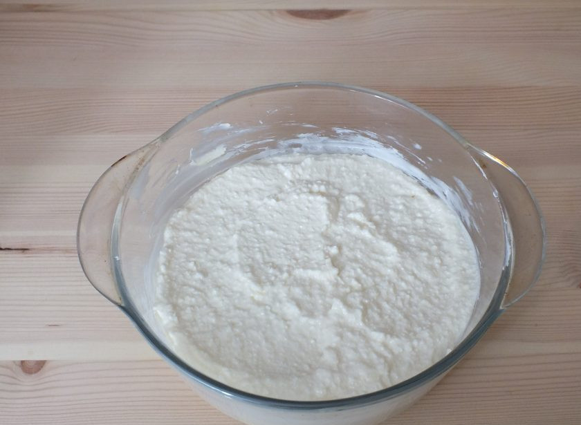 1. Этап. Творожная запеканка с инжиром: Форму для запекания обильно смажьте сливочным маслом. Выложите творожную массу.