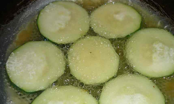 1. Этап. Жареные кабачки и баклажаны: Обваляйте 