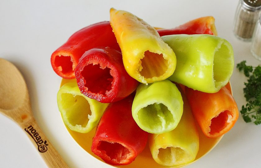 1. Этап. Фаршированные перцы с фаршем и помидорами: У перцев срежьте верхушку, удалите семена, промойте и обсушите.
