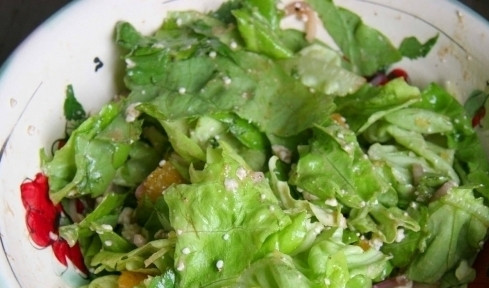 1. Этап. Салат с апельсинами и сыром: Все тщательно перемешиваем.