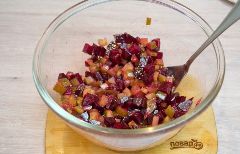 1. Этап. Необычный винегрет: Огурцы со свеклой полейте 2-3 ст. ложками растительного масла. Перемешайте. Масло сдобрит всю свеклу, и она не будет так активно красить остальные овощи в салате.