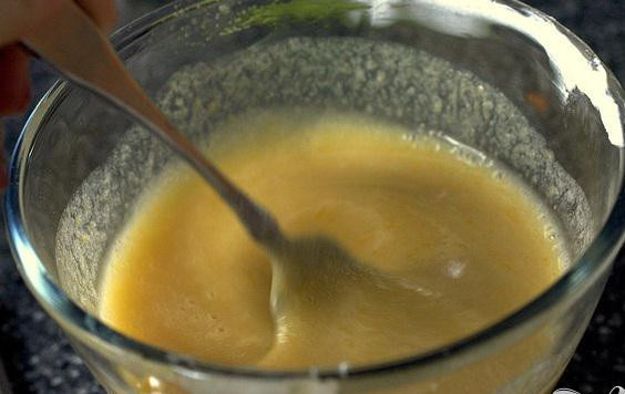 1. Этап. Шоколадные кексы с йогуртом: 1. Разогреть духовку до 175 градусов. Выложить в отделения формы для капкейков бумажные вкладыши или слегка смазать форму маслом. Крупно нарезать шоколад. В миске, установленной над кастрюлей с кипящей водой, растопить шоколад с 1/4 стакана растительного масла. Как только шоколад растает, снять с огня. В качестве альтернативы вы можете сделать это в микроволновке, нагрев в течение 30 секунд, а затем перемешав и нагрев еще 15 секунд. В другой миске смешать оставшиеся 1/4 стакана масла с йогуртом, сахаром, яйцами, ванильным и миндальным экстрактами.