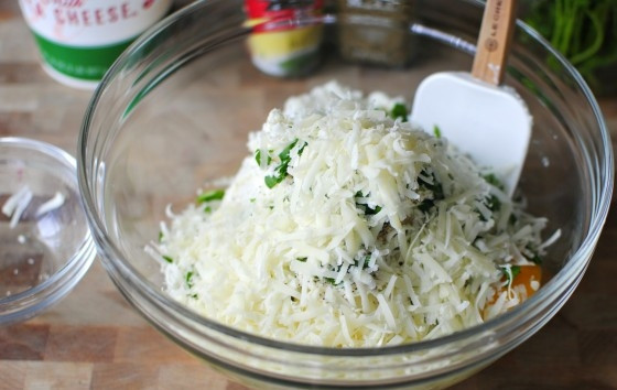 1. Этап. Лазанья Барилла: 10. Измельчите немного свежей петрушки. Добавьте в мисочку пармезан и немного моцареллы.