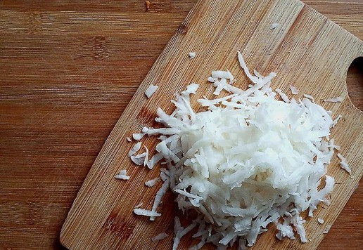 1. Этап. По мотивам салата Клязьма: Редьку отмочили, промокнём от воды и натрём на тёрке с зубчиками средней величины.