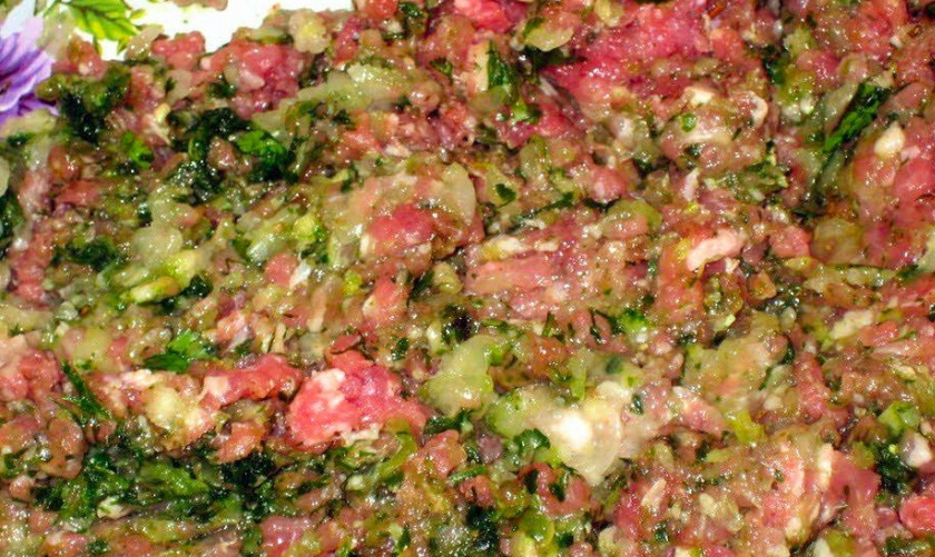 1. Этап. Хинкали со свининой: Пропустите мясо через мясорубку. Если есть время, то лучше порубить его ножом на очень мелкие кусочки. Добавьте зелень, соль и перец, хорошо перемешайте фарш.