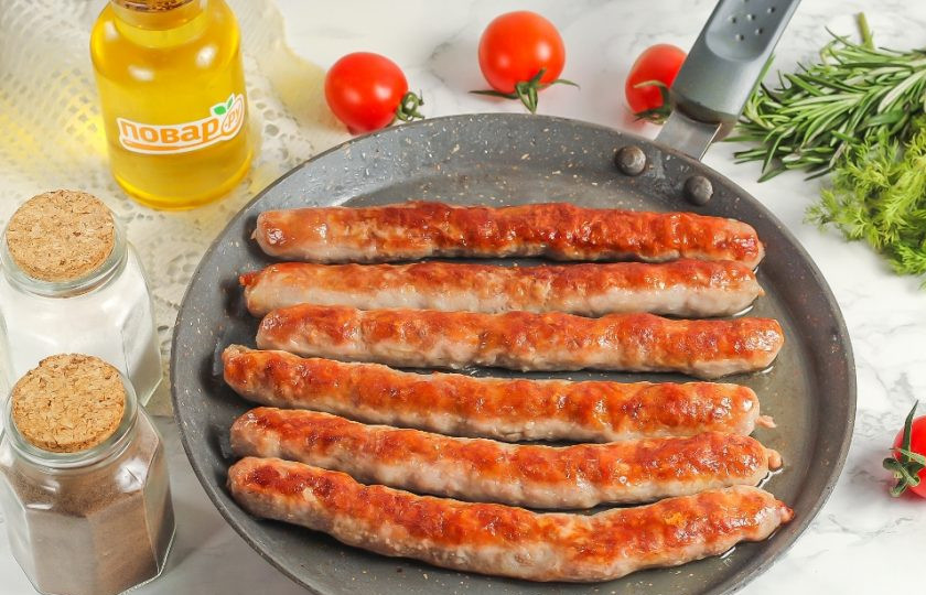 1. Этап. Балканские колбаски: Разогрейте сковороду с растительным маслом и поджарьте колбаски по 3-4 минуты с каждой стороны на умеренном нагреве. Можно поджарить их и на гриле, на мангале, запечь в духовке.