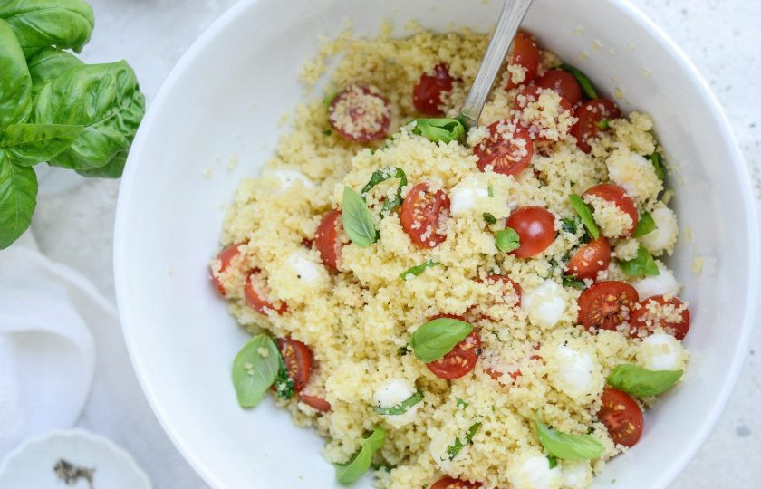 1. Этап. Салат Капрезе с кускусом: 5. Добавьте соль, перец и масло. Салат готов! Приятного аппетита!