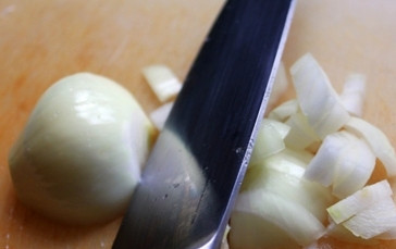 1. Этап. Уха из пикши: Репчатый лук и чеснок очистите от шелухи и измельчите. Зелень промойте и мелко нашинкуйте.