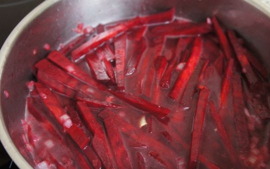 1. Этап. Тушеная свекла с черносливом: 3. Свеклу залейте горячим бульоном. Накройте крышкой, убавьте пламя и тушите в течение четверти часа. Промойте квашеную капусту.