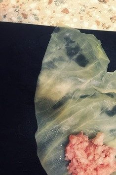 1. Этап. Голубцы с секретом: У капусты вырезаем кочерыжку, и разделяем на листья. Я беру полоски и заворачиваю таким образом.