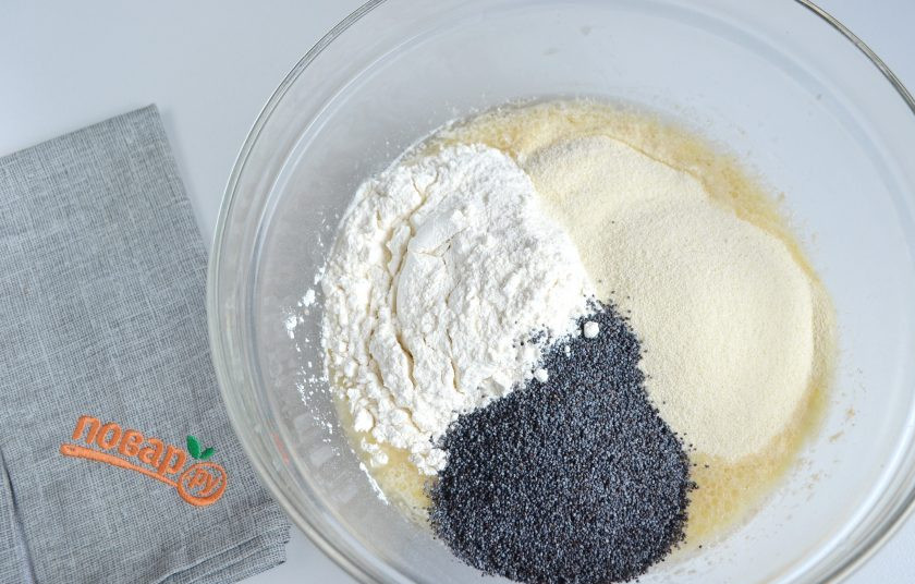 1. Этап. Хлеб с маком: 2. Всыпьте муку, манку и мак.