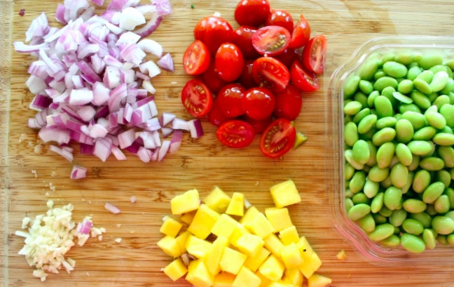 1. Этап. Салат в пост: Теперь подготовим овощи и фрукты. Манго очистите и порежьте кубиком, измельчите лук, нарежьте помидорки. Я использую тут отварные соевые бобы.