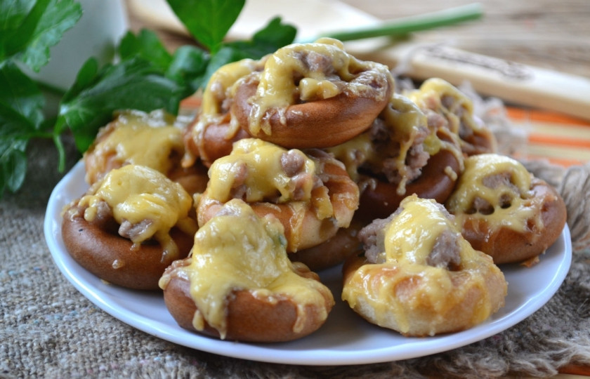 1. Этап. Сушки, фаршированные фаршем: Сушки, фаршированные фаршем, готовы. Эта закуска идеально подойдет к праздничному столу.