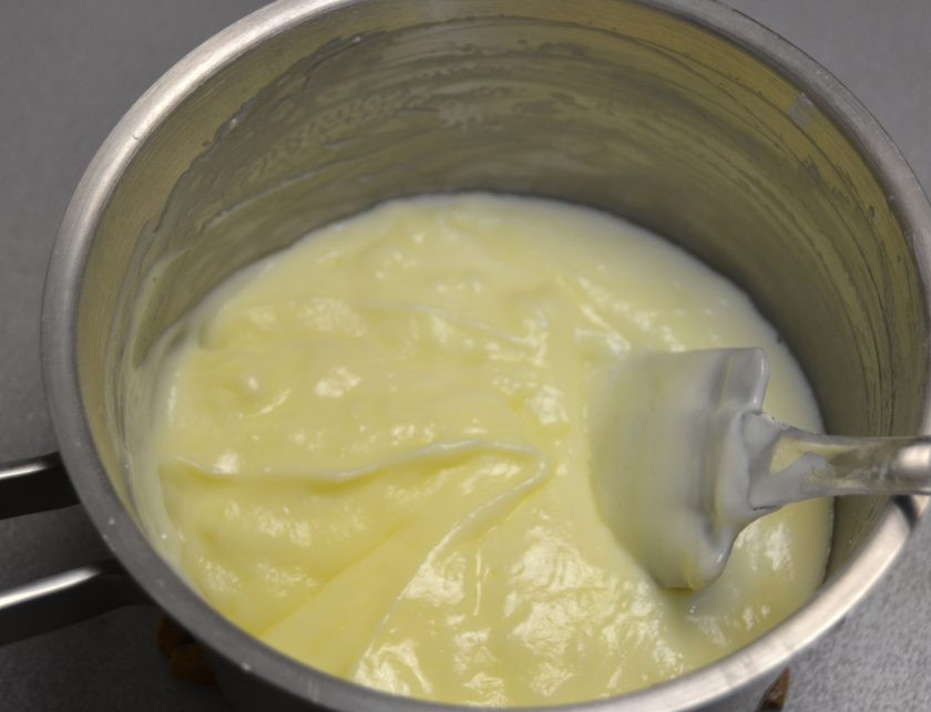 1. Этап. Мандариновый торт на Новый год: Заварной сметанный крем охладите до комнатной температуры.