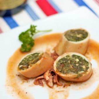 Кальмары, фаршированные шпинатом