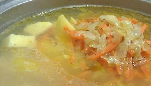 1. Этап. Гороховый суп для похудения: Когда вода закипит, добавляем в кастрюлю обжаренные лук и морковь.