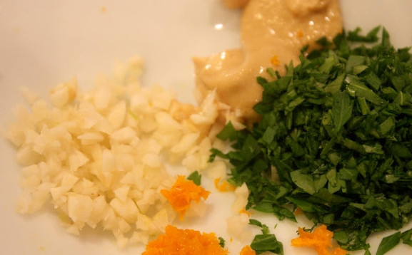 1. Этап. Салат на новогодний корпоратив: 1. Смешаем в одной емкости измельченную зелень, масло, уксус, горчицу, чеснок и специи. Это будет соус.