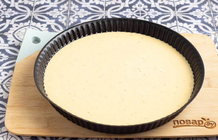 1. Этап. Фарината из гороховой муки: Перелейте тесто в форму для выпечки. Выпекайте фарианту около 20 минут в хорошо разогретой до 220 градусов духовке.