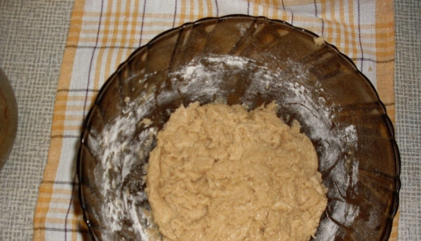 1. Этап. Рождественское печенье с имбирем: Когда медовая масса остынет, добавьте к ней муку со специями и замесите тесто. Накройте его пищевой пленкой и поставьте в холодильник на несколько часов, чтобы хорошенько остыло.