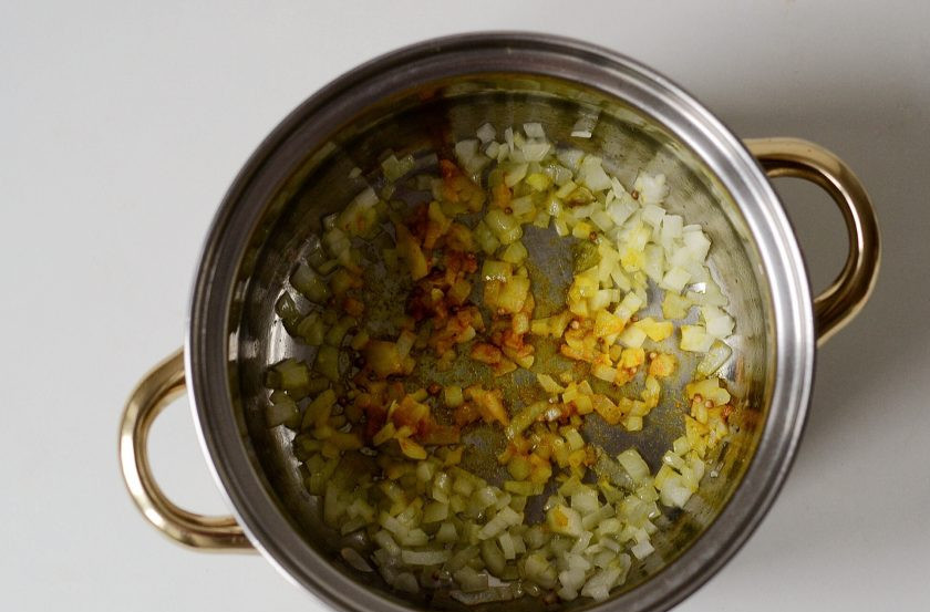 1. Этап. Кичари: В кастрюле растопите кокосовое масло. Обжарьте специи и лук 1-2 минуты до раскрытия аромата.