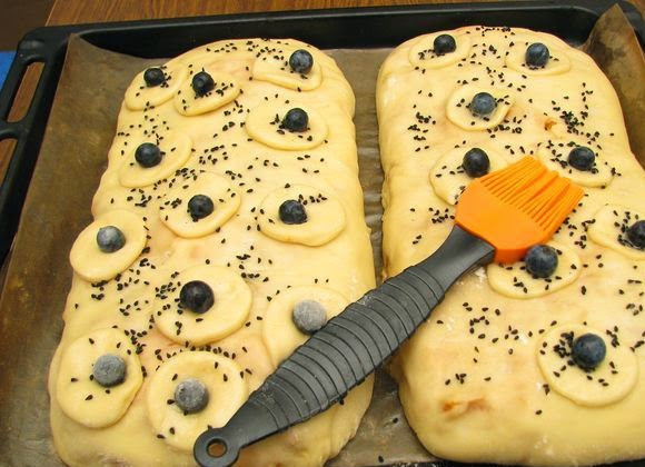 1. Этап. Вкусный пирог с тыквой и яблоком: 5. Раскатайте пласт теста, выложите на него начинку. Защипните края и при желании сделайте украшения сверху. Тут можно дать волю фантазии. Из указанного количества ингредиентов получилось 2 вот таких пирога. Выложите их на противень и отправьте в разогретую духовку. Выпекайте до готовности (сухой спички) и румяной корочки.