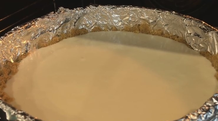 1. Этап. Вкусный домашний чизкейк: 5. Залейте сливочную массу в форму, постучите ею, чтобы вышел воздух. Через 10-15 минут поставьте в духовку, разогретую до 200 градусов. Через 15 минут уменьшите температуру до 110 градусов и готовьте 1 час и 15-20 минут. Приоткройте дверцу и в течение часа дайте чизкейку остыть. Потом поставьте его на ночь в холодильник.