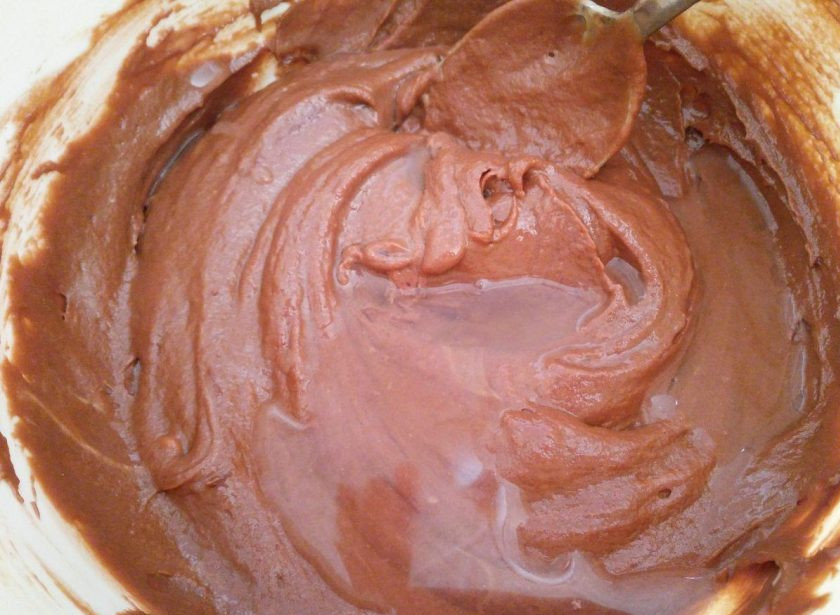 1. Этап. Винный кекс из двух видов шоколада: Влейте по 60 мл вина в каждый из двух получившихся видов теста.