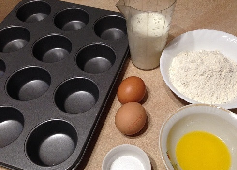 1. Этап. Поповеры с лососем и творогом: 1. Молоко заранее подогреем до температуры примерно 30 градусов. Сливочное масло растопим, оно не должно быть горячим. Включаем духовку, пусть разогревается до 230 градусов.