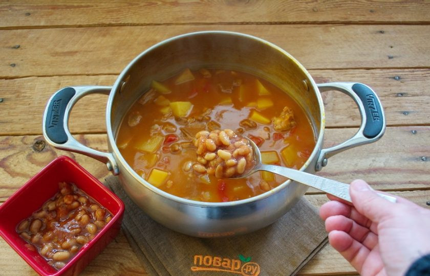 1. Этап. Цыганский острый суп: В конце варки картофель должен стать мягким, жидкость немного уварится. Добавьте в суп консервированную фасоль вместе с соусом. Фасоль можно приготовить в домашних условиях отдельно. Если будете готовить фасоль, то уместнее будет взять несколько видов (красную и белую).