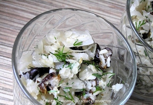 1. Этап. Салат из квашеной капусты с черносливом: Разложите по салатникам или стаканам.