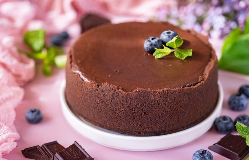 1. Этап. Шоколадный чизкейк с выпечкой: Готовый чизкейк охладите полностью сначала в выключенной духовке, а затем освободите из формы и оставьте на полке холодильника лучше всего на ночь. После чего подавайте к столу.