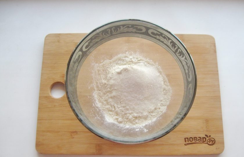 1. Этап. Блины без яиц на кипятке: В миску насыпьте муку, сахар и соль.