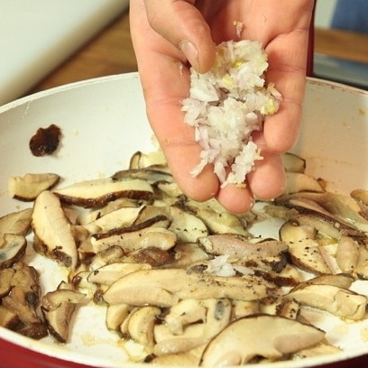 1. Этап. Белые грибы жареные: Когда грибы подрумянятся, добавить мелко нарезанный лук.