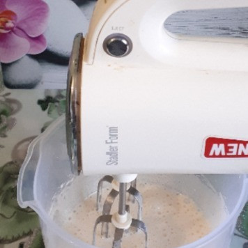 1. Этап. Шоколадные кексы на кефире: Яйца взбить с сахаром