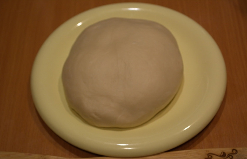 1. Этап. Пирог с сыром из дрожжевого теста: Готовое тесто после нужно обмять. Оно будет выглядеть так.