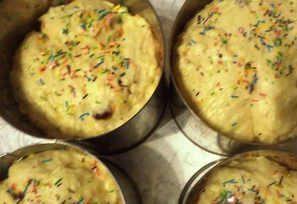 1. Этап. Пасха Красная горка: Формы смажьте маслом, посыпьте мукой и наполните тестом наполовину. Дайте немного подняться, а затем выпеките в духовке в течение 50 минут при 180 градусах. Для глазури взбейте 2 белка с сахарной пудрой и лимонным соком. Украсьте остывшие куличи глазурью и посыпкой.