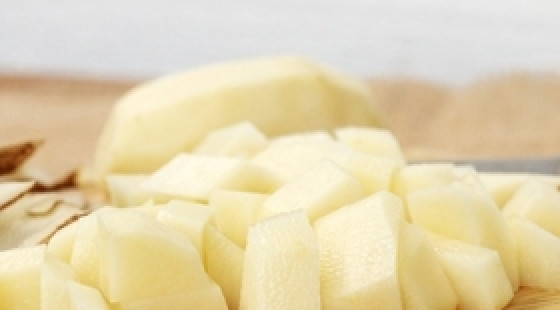 1. Этап. Кролик тушеный в горшочке: Выложить грибы с луком в миску с беконом и перемешать. Картофель почистить и нарезать.