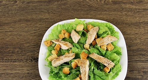 1. Этап. Простой рецепт Цезаря с курицей: Затем на салат выложите курицу крупными кусочками. Разложите крутоны.