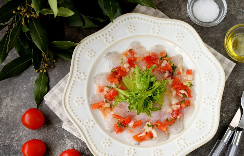 1. Этап. Карпаччо из сибаса: Если любите рыбу с лимоном, тогда при подаче можно положить в каждую порцию по ломтику. Карпаччо из сибаса готово, наслаждайтесь!