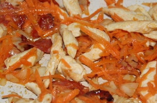 1. Этап. Гороховый суп с куриной грудкой: Добавляем тертую морковь, измельченный лук и чеснок. Жарим все вместе до готовности.