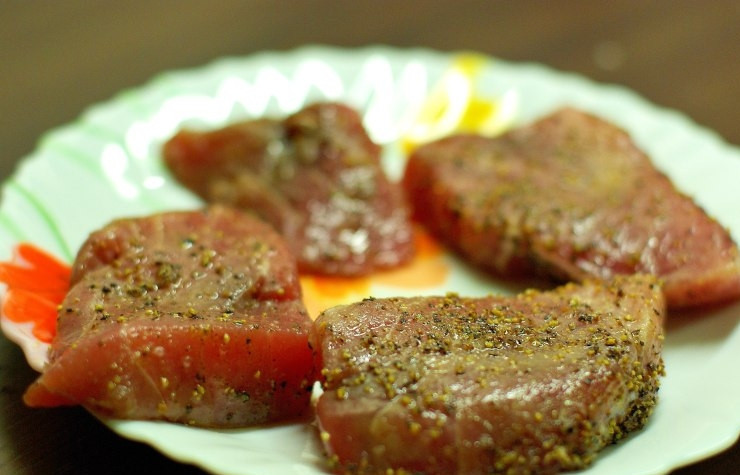 1. Этап. Тунец с овощами: Далее солим и перчим наши замаринованные кусочки.