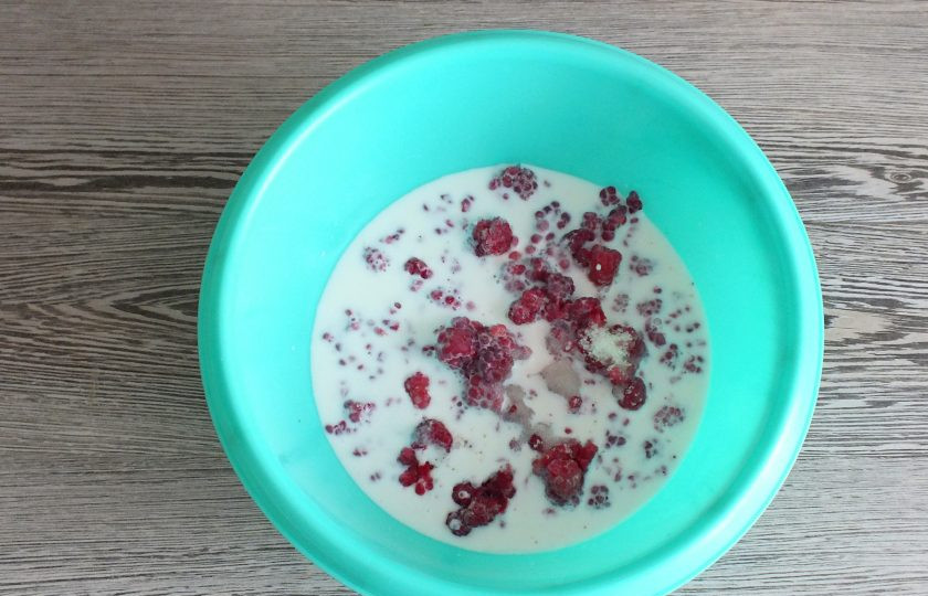 1. Этап. Малиновые панкейки: В чашу выложите малину. Влейте молоко и добавьте сахар. Пробейте продукты погружным блендером до однородного состояния.