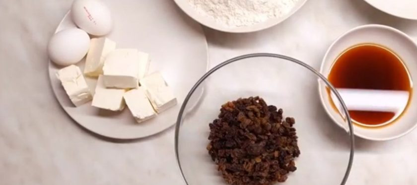 1. Этап. Дрезденский штоллен: 1. Изюм и цукаты залейте ромом и отставьте на некоторое время.